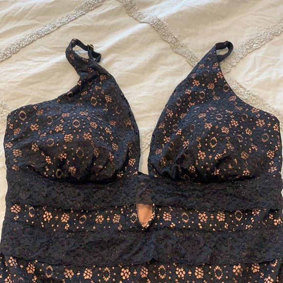 One piece lay overlay bathing suit - Picture 2 of 4